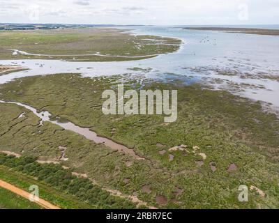 Luftaufnahme von Blakeney, Norfolk, Großbritannien, Marsch und Blakeney Point sichtbar Stockfoto