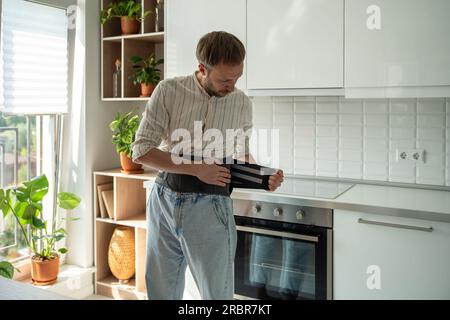 Mann mit Rückenstützkorsett am unteren Rücken zur Behandlung der Hernie, Entlastung der Wirbelsäule. Stockfoto