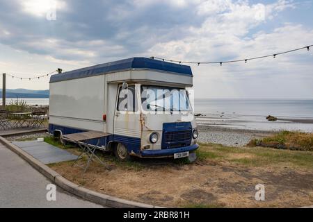 Barmouth, wales, 14. juni 2023, alter Food Truck am Meer Stockfoto