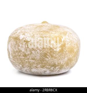 Grüner Tee Matcha Mochi Eis auf weißem Hintergrund, Mochi japanisches Dessert, Daifuku Stockfoto