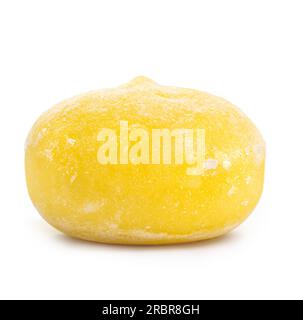 Mango Mochi Eiscreme Dessert auf weißem Hintergrund, Mochi japanisches Dessert, Daifuku Stockfoto