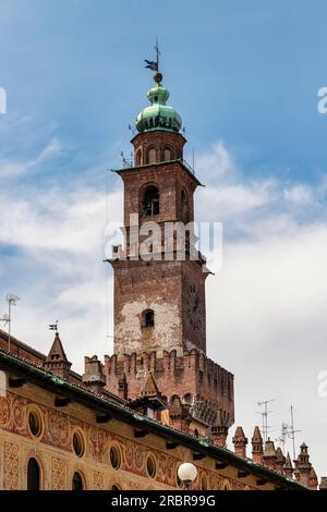 Der Glockenturm des Visconteo - Schloss Sforzeso. Herzogsplatz. Vigevano, Bezirk Pavia, Lombardei, Italien Stockfoto