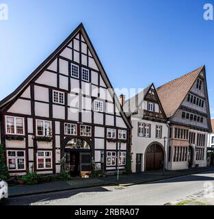 Historische Stadthäuser mit Tor in Papenstraße, 16. Und 17. Jahrhundert, Altstadt von Lemgo, Nordrhein-Westfalen, Deutschland Stockfoto