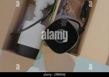 Zwei neue Sicherheitskameras, in Nahaufnahme, in einer offenen Box. Perfekt für Überwachung und Schutz. Stockfoto