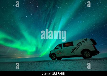 Aurora Borealis über einem Wohnmobil in Island, Island. Stockfoto