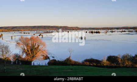 Burrow Mump Burrowbridge Somerset England, wo der River Tone in den River Parrett fließt, der regelmäßig Überschwemmungen verursacht, wie in den Bildern gezeigt Stockfoto