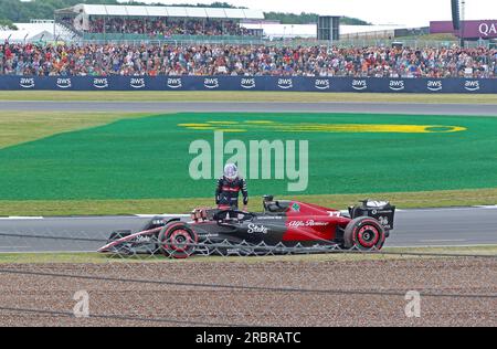 Kevin Magnussen klettert aus seinem Pannenfall heraus – Hass Recovery in Stowe and Vale Corners, Silverstone British F1 GP Qualifying am 8. Juli 2023 Stockfoto