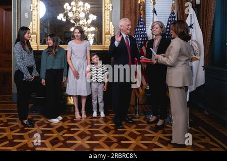 Washngton, Usa. 10. Juli 2023. Vizepräsident Kamala Harris schwört in Jared Bernstein (L), Vorsitzender des Rates der Wirtschaftsberater des Weißen Hauses, mit seiner Frau Kay Arndorfer (C), die ein Verfassungsbuch hält, und seiner Familie, die am Montag, den 10. Juli 2023, im Zeremonialbüro des Vizepräsidenten in Washington, DC, anwesend ist. Foto: Cheriss May/UPI Credit: UPI/Alamy Live News Stockfoto