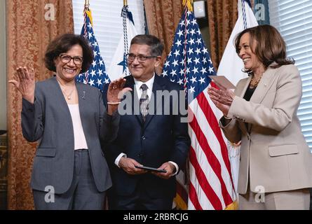 Washngton, Usa. 10. Juli 2023. Vizepräsidentin Kamala Harris applaudiert nach dem Fluch in Geeta Rao Gupta (L), der Botschafterin für globale Frauenfragen, wie ihr Ehemann Arvind (C) ansieht, das Zeremonialbüro der Vizepräsidentin in Washington, DC, am Montag, den 10. Juli 2023. Foto: Cheriss May/UPI Credit: UPI/Alamy Live News Stockfoto