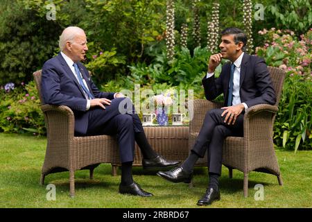 London, Vereinigtes Königreich. 10. Juli 2023. US-Präsident Joe Biden verließ das Haus während eines bilateralen Einzelgesprächs mit dem britischen Premierminister Rishi Sunak im Garten in der Downing Street 10 am 10. Juli 2023 in London, England. Biden ist das Vereinigte Königreich vor der Teilnahme am NATO-Gipfel in Litauen. Kredit: Adam Schultz/White House Photo/Alamy Live News Stockfoto