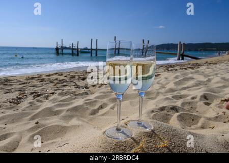Sommerzeit in der Provence, zwei Gläser kalter Champagner, cremant Sekt am berühmten Pampelonne Sandstrand nahe Saint-Tropez an sonnigen Tagen, Var Dep Stockfoto