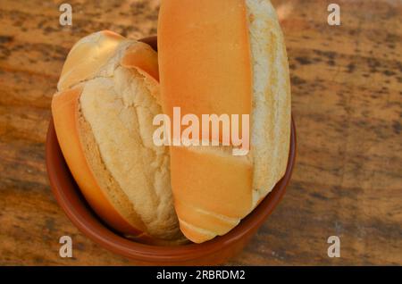 Frisches und leckeres französisches Brot, das Sie in einer detaillierten Nahaufnahme genießen können. Stockfoto