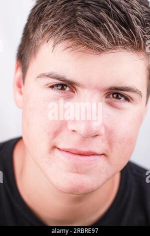 Junger Weißer Mann Nahaufnahme Mit Dem Kopf Stockfoto