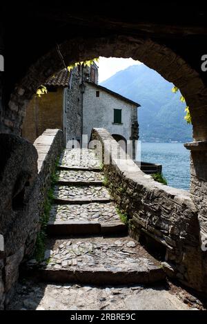 Alte Steinbrücke in Nesso am Comer See Stockfoto