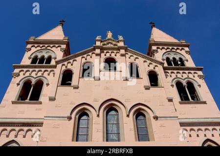 Die seewärtige Fassade des Heiligtums der Madonna von Montalto, Messina, Sizilien, Italien, auch bekannt als Montalto-Kirche, unter einem wolkenlosen Himmel. Stockfoto