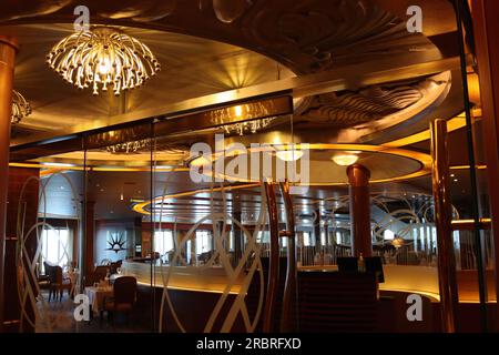 Der Haupteingang zum Meridian Restaurant MDR - Main Dining Room, auf Deck 2 - F, mit Blick nach hinten an Bord des P&O Kreuzfahrtschiffs Arcadia, April 2023. Stockfoto