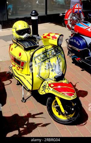 Ein Beispiel für die Kombination zweier Dinge, die ihnen am Herzen liegen: Die Liebe zu klassischen Lambretta-Rollern und dem Watford-Fußballverein, Mai 2023. Stockfoto