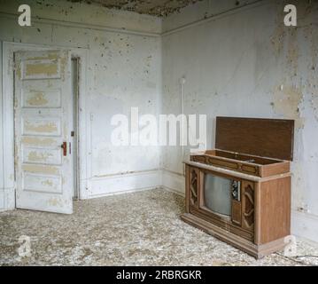 Alter Fernseher in einem verlassenen Haus. Stockfoto