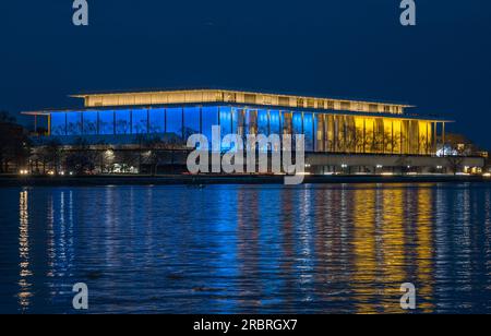 Das Kennedy Center in Washington DC ist in den Farben der ukrainischen Flagge beleuchtet. Stockfoto