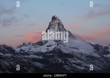 Rosa Morgenhimmel über dem einzigartigen Mount Matterhorn Stockfoto