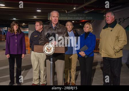 Hoboken, NJ, 11/18/12 -- Vizepräsident Biden, zusammen mit den Senatoren Robert Menendez und Frank Lautenberg, besichtigten die PATH-Station nach Sandy. Stockfoto