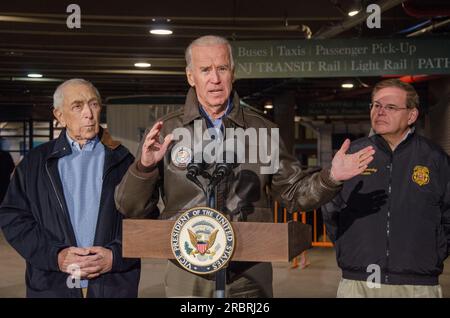 Hoboken, NJ, 11/18/12 -- Vizepräsident Biden, zusammen mit den Senatoren Robert Menendez und Frank Lautenberg, besichtigten die PATH-Station nach Sandy. Stockfoto