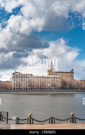 Blick auf das Frunze-Ufer am Fluss Moskva im Bezirk Chamovniky in Moskau, Russland. Haus 24 1. Wohngebäude mit Turm. Stockfoto