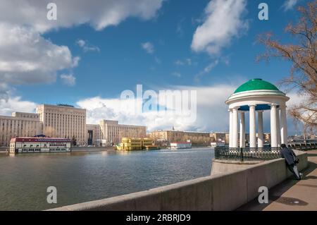 Gorky Park, Rotunde am Ufer von Puschkinskaja auf der Moskva. Auf der anderen Seite das Verteidigungsministerium der Russischen Föderation Stockfoto