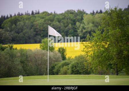 Malerischer Blick vom Grün über die umliegenden Felder und den Wald Stockfoto