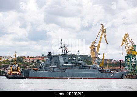 Sewastopol, Krim. 26. September 2021. Novocherkassk (BDK-46) ist ein großes Landungsschiff des Projekts 775, das in der Schwarzmeerflotte der russischen Marine eingesetzt wird. Kredit: Katrina Kochneva/ZUMA Wire/Alamy Live News Stockfoto