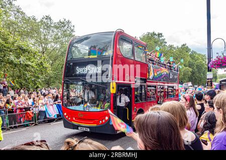 Ein „Special Service“-Doppeldeckerbus bei der alljährlichen London Pride Veranstaltung am 1. Juli 2023 auf Piccadilly in London Stockfoto