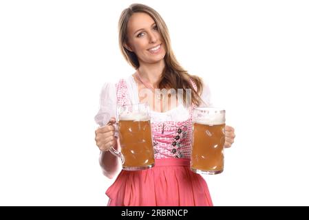 Deutsche oder bayerische Kellnerin mit Zöpfen und traditionellem Dirndl, die große Glastanks voller Bier serviert, Oktoberfest-Konzept Stockfoto