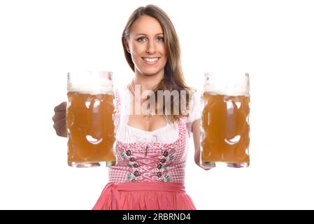 Deutsche oder bayerische Kellnerin mit Zöpfen und traditionellem Dirndl, die große Glastanks voller Bier serviert, Oktoberfest-Konzept Stockfoto