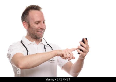 Lächelnd unrasiert glücklicher Arzt, der einen Anruf auf seinem Handy tätigt, in Erwartung der guten Nachricht einer erfolgreichen Behandlung oder Diagnose, isoliert Stockfoto