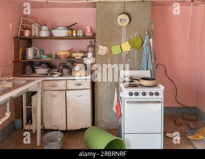 Küche in einem alten verlassenen Haus Stockfoto