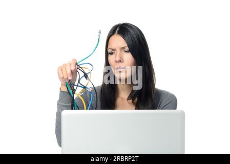 Nahaufnahme einer verärgerten Frau im grauen Langarmshirt, die verwickelte Netzwerkkabel in der Hand hielt, während sie Computerprobleme hatte, isoliert auf Weiß Stockfoto