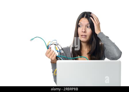 Nahaufnahme einer verärgerten Frau im grauen Langarmshirt, die verwickelte Netzwerkkabel in der Hand hielt, während sie Computerprobleme hatte, isoliert auf Weiß Stockfoto