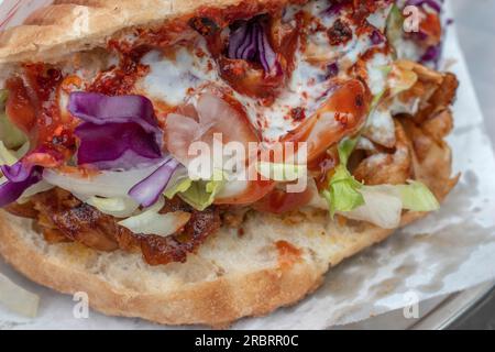 Genießen Sie ein köstliches Döner Kebab, ein beliebtes lokales Street Food, das Ihren Appetit stillen wird. Stockfoto