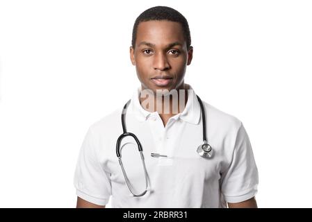 Attraktiver junger afrikanischer Arzt oder Krankenschwester mit einem Stethoskop um Hals, Kopf und Schulter, das auf die Kamera isoliert auf weiß blickt Stockfoto