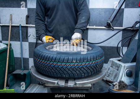 Nicht erkennbarer Mechaniker pumpt neues Rad auf Stockfoto