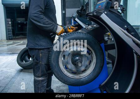 Nicht erkennbarer Servicemann macht neue Radauswuchtung Stockfoto