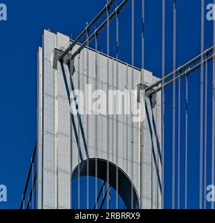 Die Verrazzano-Narrows Bridge verbindet New Yorks Brooklyn und Staten Island. Die Stahlbrücke war die längste Spanne der Welt, als sie 1964 gebaut wurde. Stockfoto