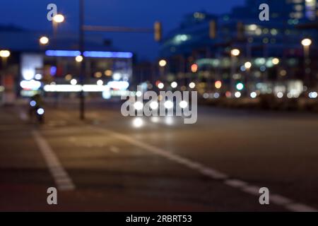 Verdeckte Fokus der Stadtstraße aus Egoperspektive der Fußgänger auf Gehweg oder Ecke Bordstein in der Nacht Stockfoto