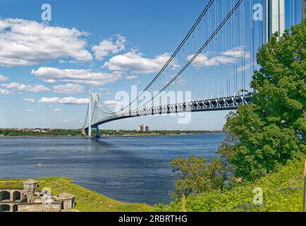 Die Verrazzano-Narrows Bridge verbindet New Yorks Brooklyn und Staten Island. Die Stahlbrücke war die längste Spanne der Welt, als sie 1964 gebaut wurde. Stockfoto