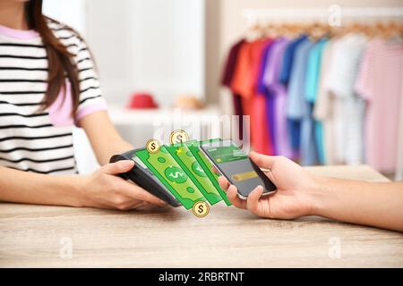 Kunde nutzt das Terminal für kontaktlose Zahlungen mit Smartphone im Geschäft, Nahaufnahme. Bargeld zwischen Geräten, das eine Geldtransaktion zeigt, Illustration Stockfoto