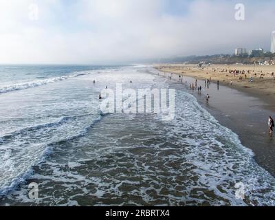 Der Santa Monica Pier ist ein großer, doppelt verbundener Pier am Fuße der Colorado Avenue in Santa Monica, Kalifornien, und ist ein prominenter Stockfoto