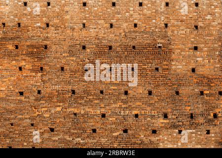 Panoramaklima mit breiter, alter Backsteinwand. Stockfoto