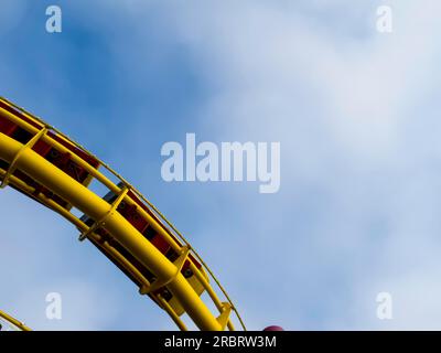 Der Santa Monica Pier ist ein großer, doppelt verbundener Pier am Fuße der Colorado Avenue in Santa Monica, Kalifornien, und ist ein prominenter Stockfoto