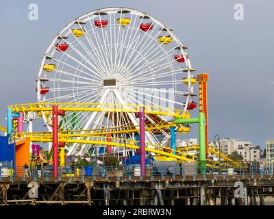 Der Santa Monica Pier ist ein großer, doppelt verbundener Pier am Fuße der Colorado Avenue in Santa Monica, Kalifornien, und ist ein prominenter Stockfoto