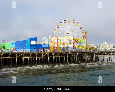 Der Santa Monica Pier ist ein großer, doppelt verbundener Pier am Fuße der Colorado Avenue in Santa Monica, Kalifornien, und ist ein prominenter Stockfoto